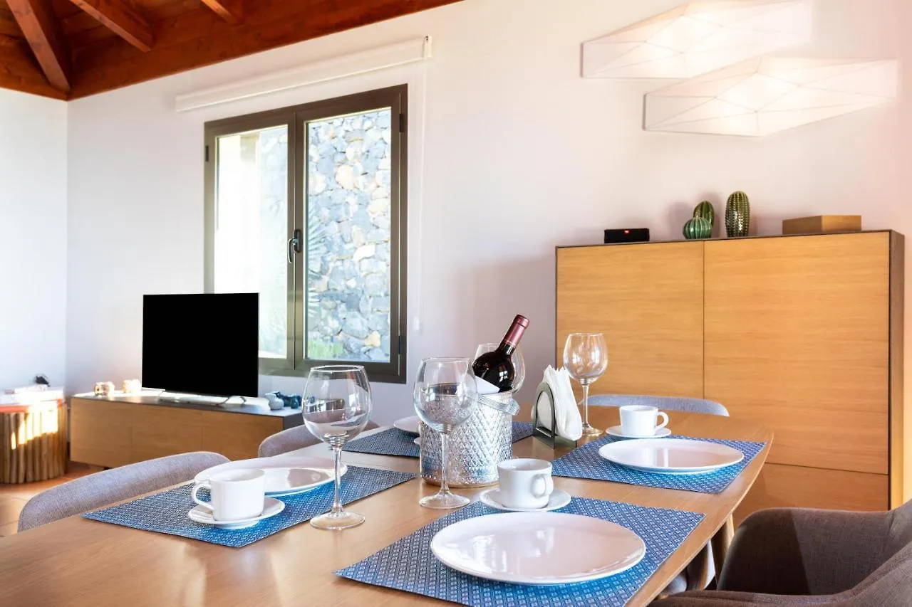 Prime Sea And Mountain Views Home With Pool El Pris Dom wakacyjny